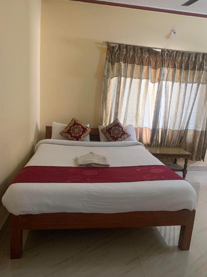 Hotel Peace Ganga Inn Pokhara Exteriör bild