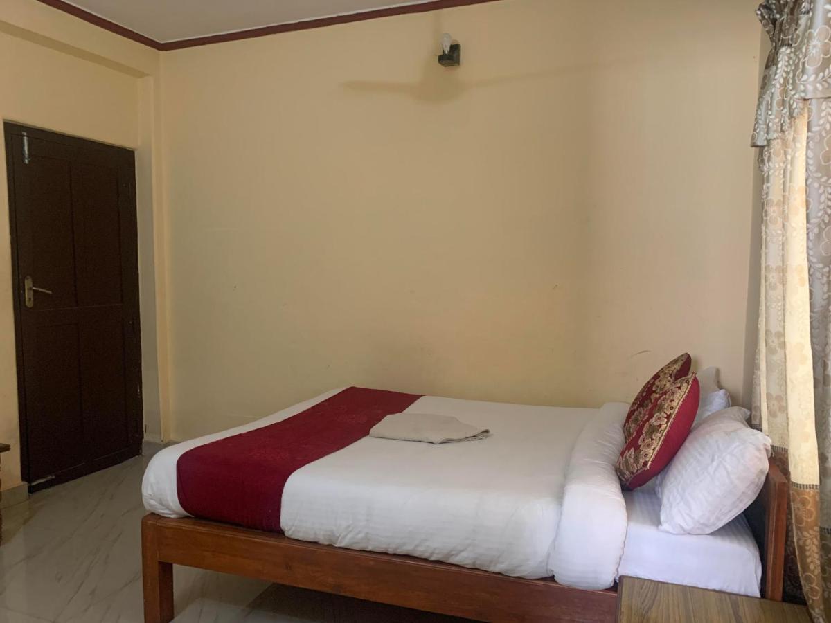 Hotel Peace Ganga Inn Pokhara Exteriör bild