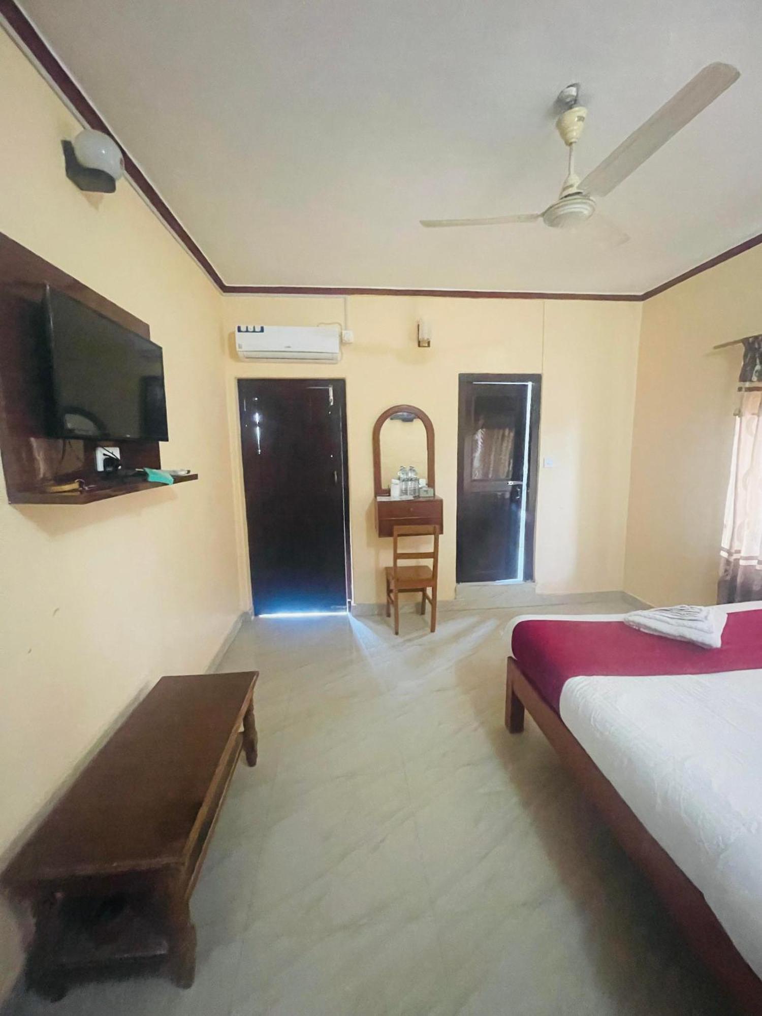 Hotel Peace Ganga Inn Pokhara Exteriör bild