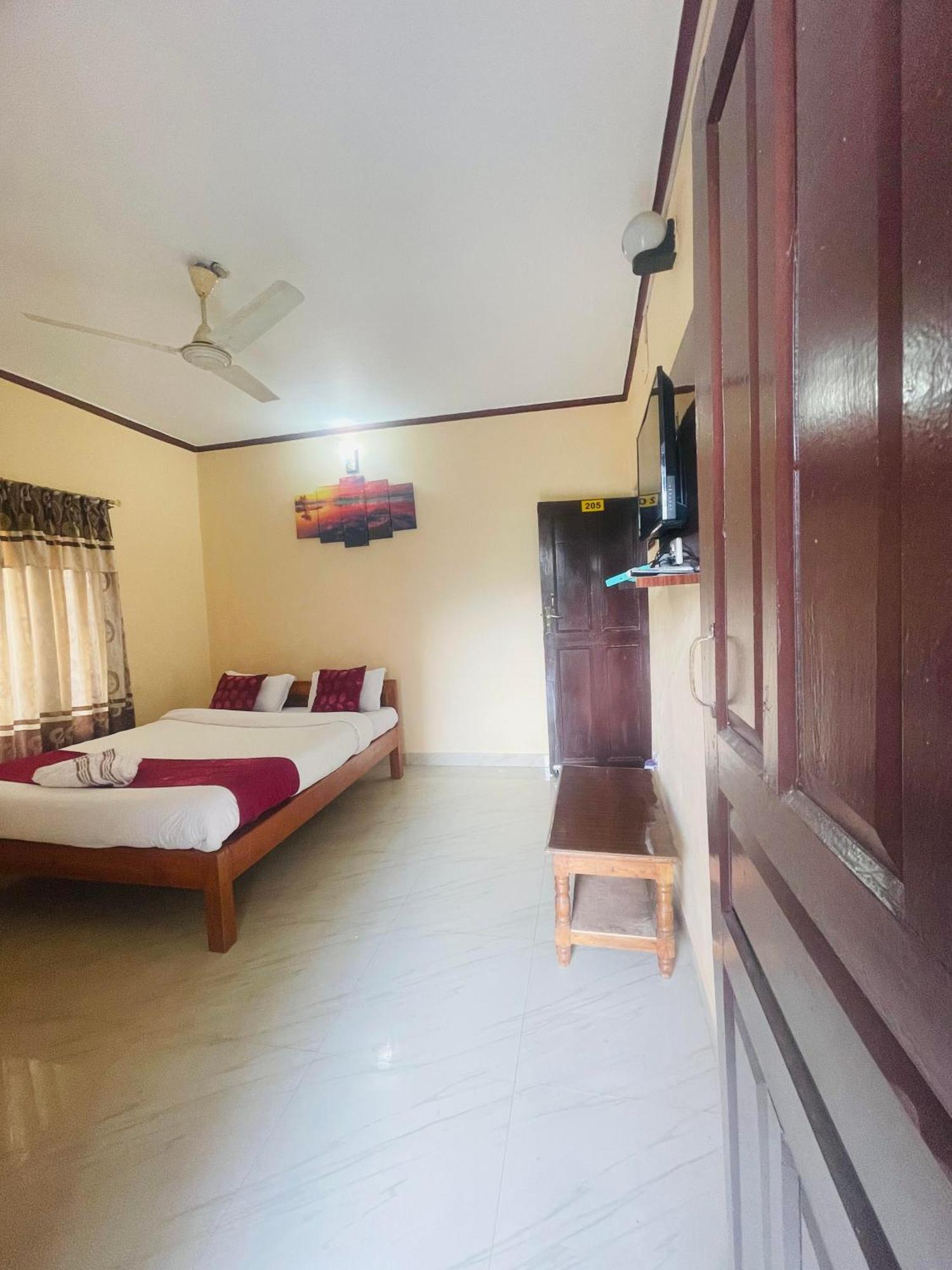 Hotel Peace Ganga Inn Pokhara Exteriör bild