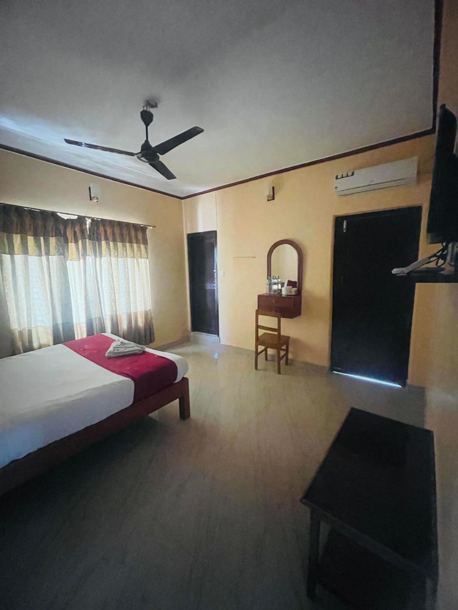 Hotel Peace Ganga Inn Pokhara Exteriör bild