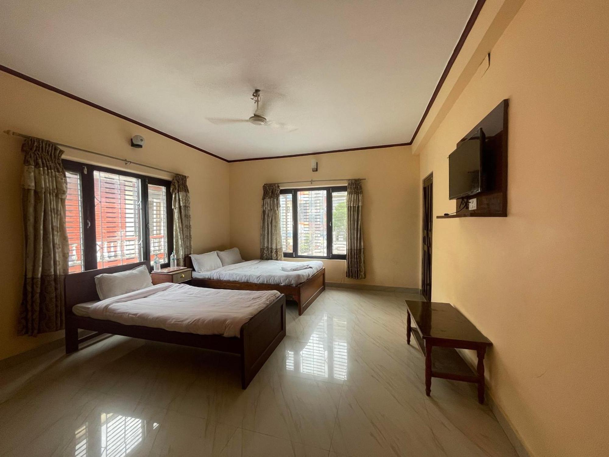 Hotel Peace Ganga Inn Pokhara Exteriör bild