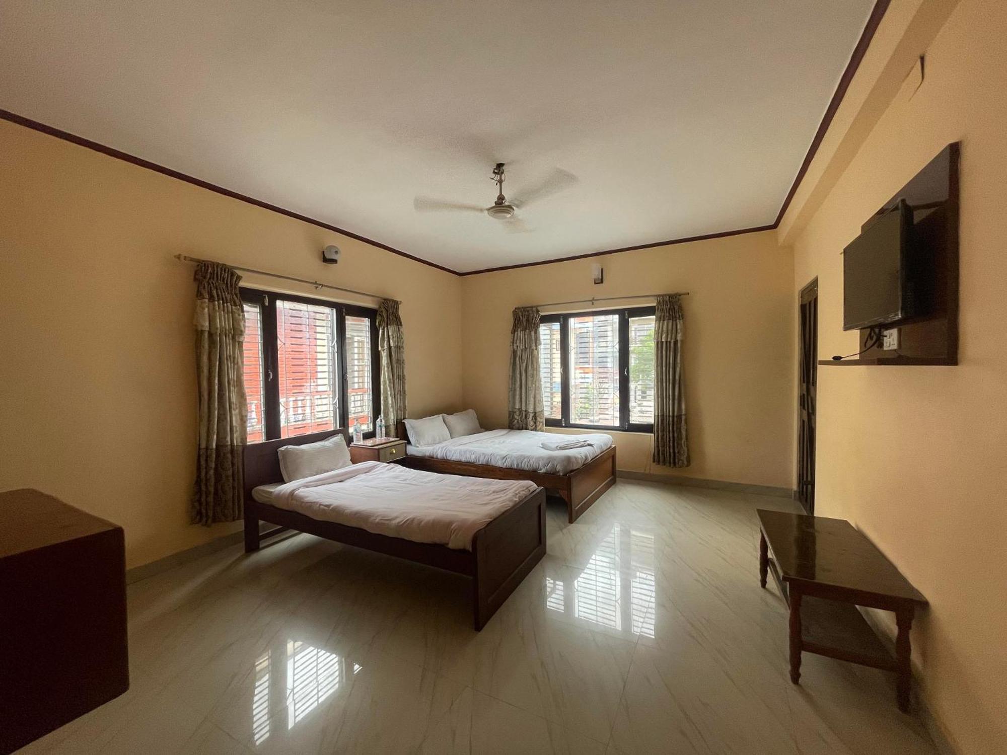 Hotel Peace Ganga Inn Pokhara Exteriör bild