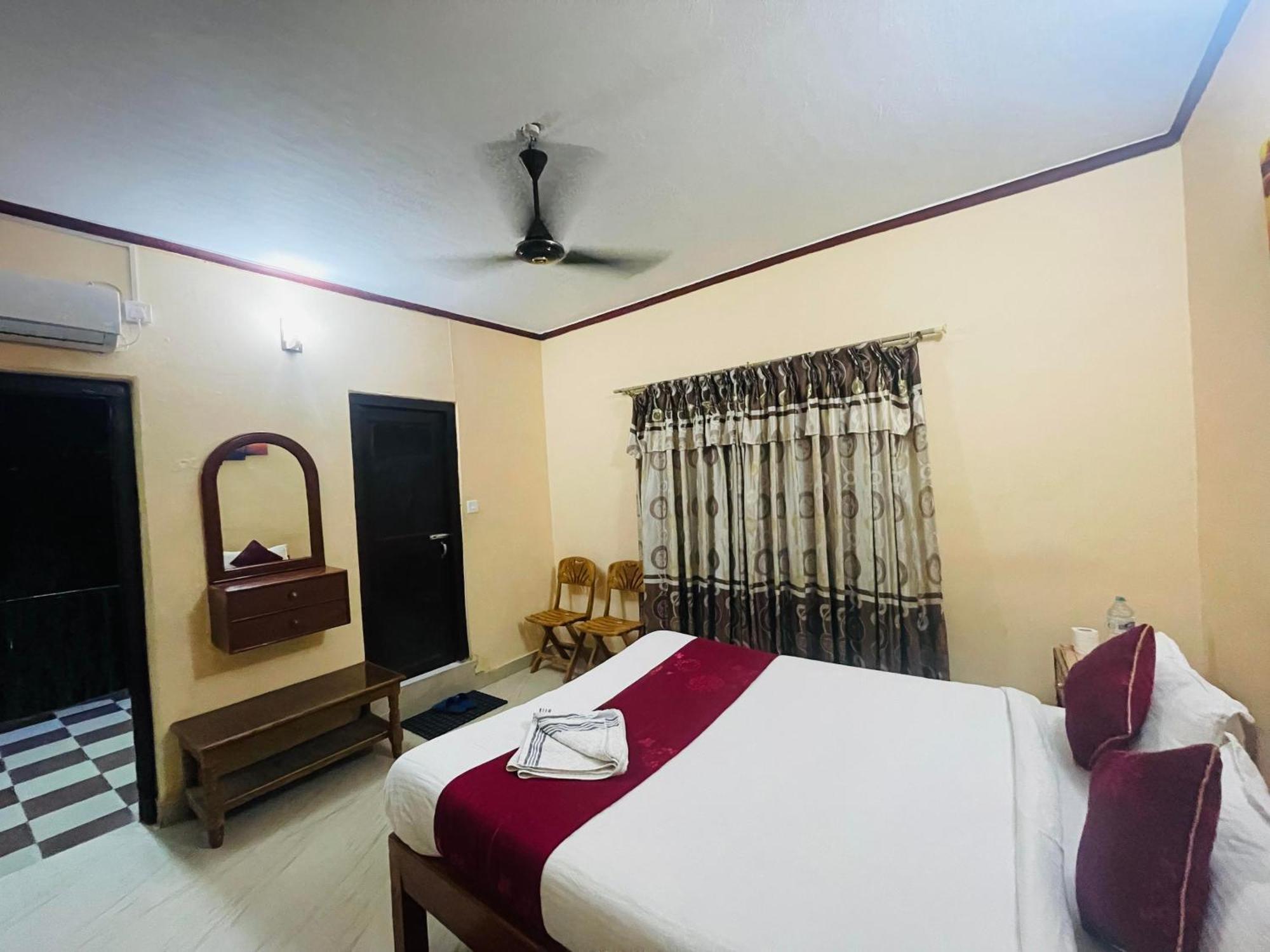 Hotel Peace Ganga Inn Pokhara Exteriör bild